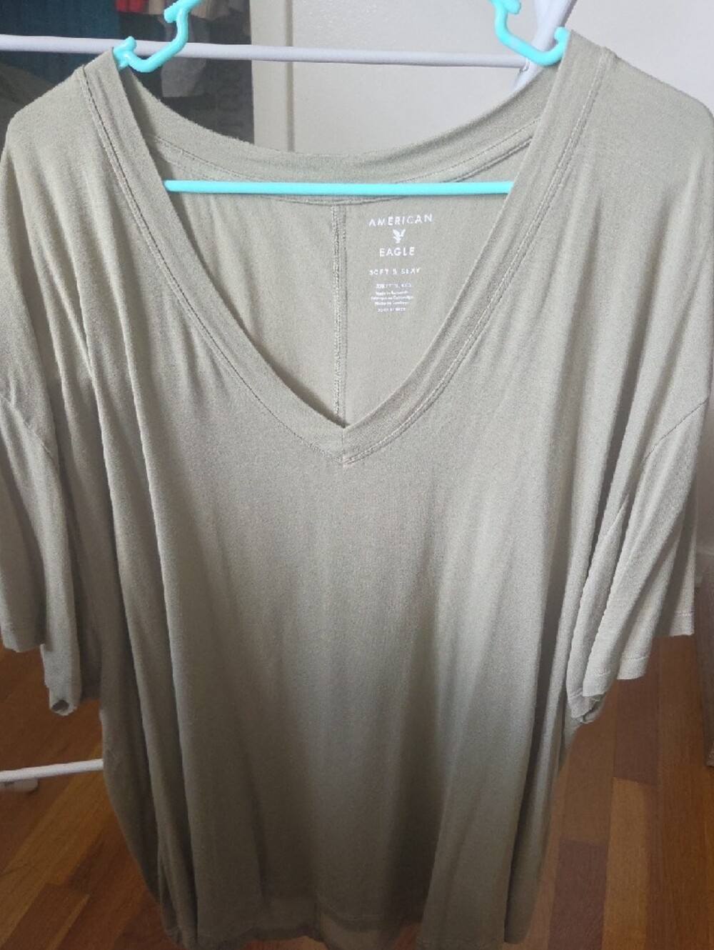 4 Pack American Eagle Outfitters  V-Neck Short Sleeve Tees - Picture 2 of 4